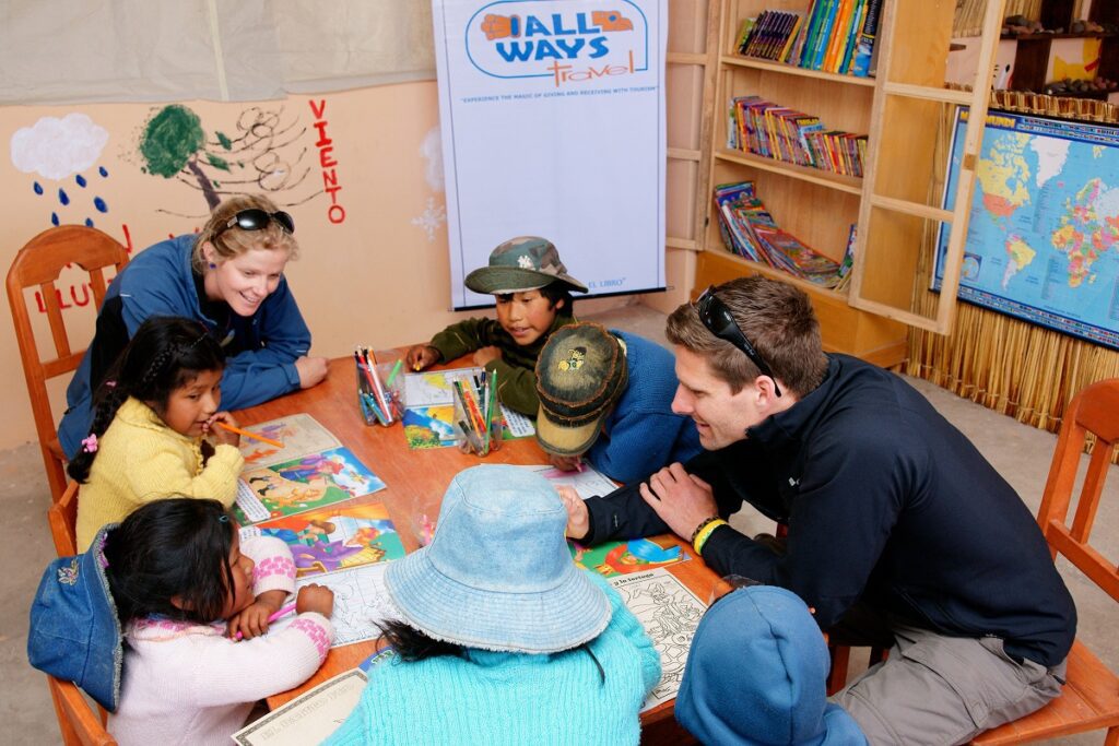 "Bibliotecas, talleres educativos. Turismo educativo y responsable en isla Amantani"