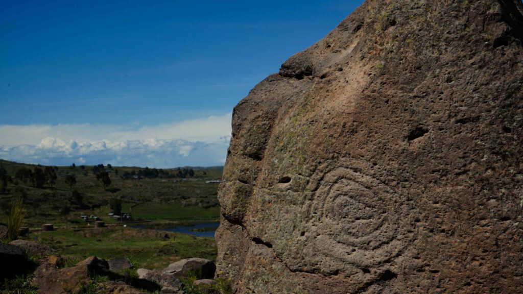 Simbolos tallados en las rocas funerarias de Sillustani. Puno.