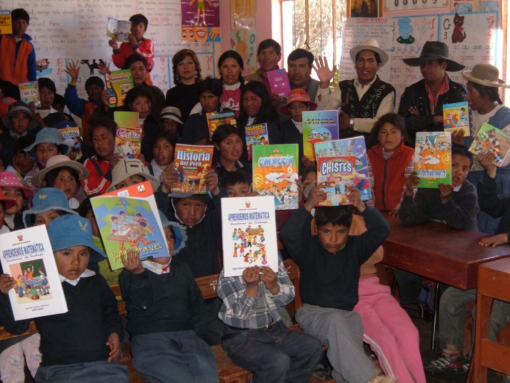 "Donaciones de libros en isla de Amantani en proyecto de bibliotecas rurales