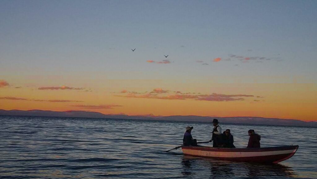 "Pescador artesanal en bote sobre el Lago Titicaca"
