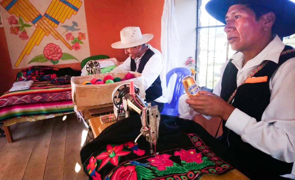 "artista bordador artesano local mostrando diseños de bordados tradicionales en isla de Amantani"
