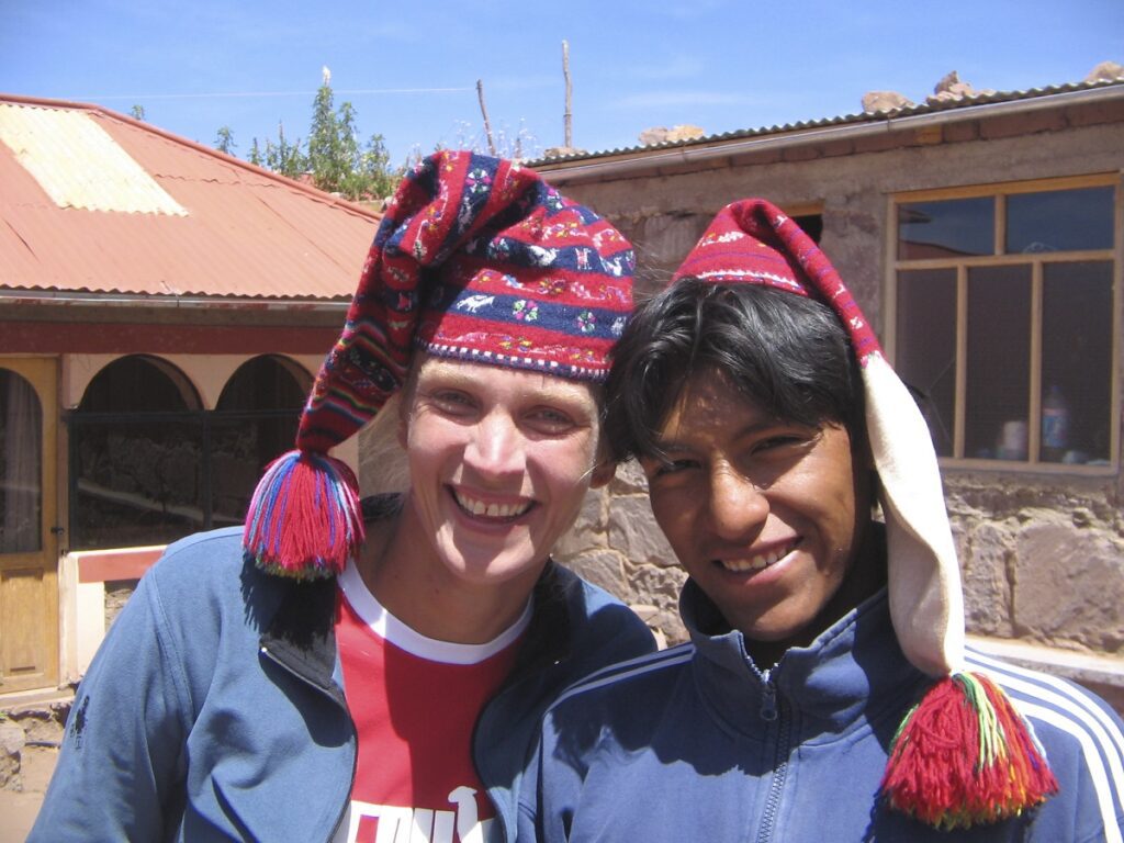 "Intercambio cultural en isla de Taquile"
