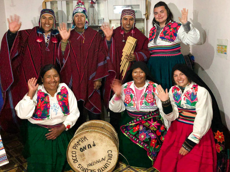 "Taller de música andina con charango y zampoña"