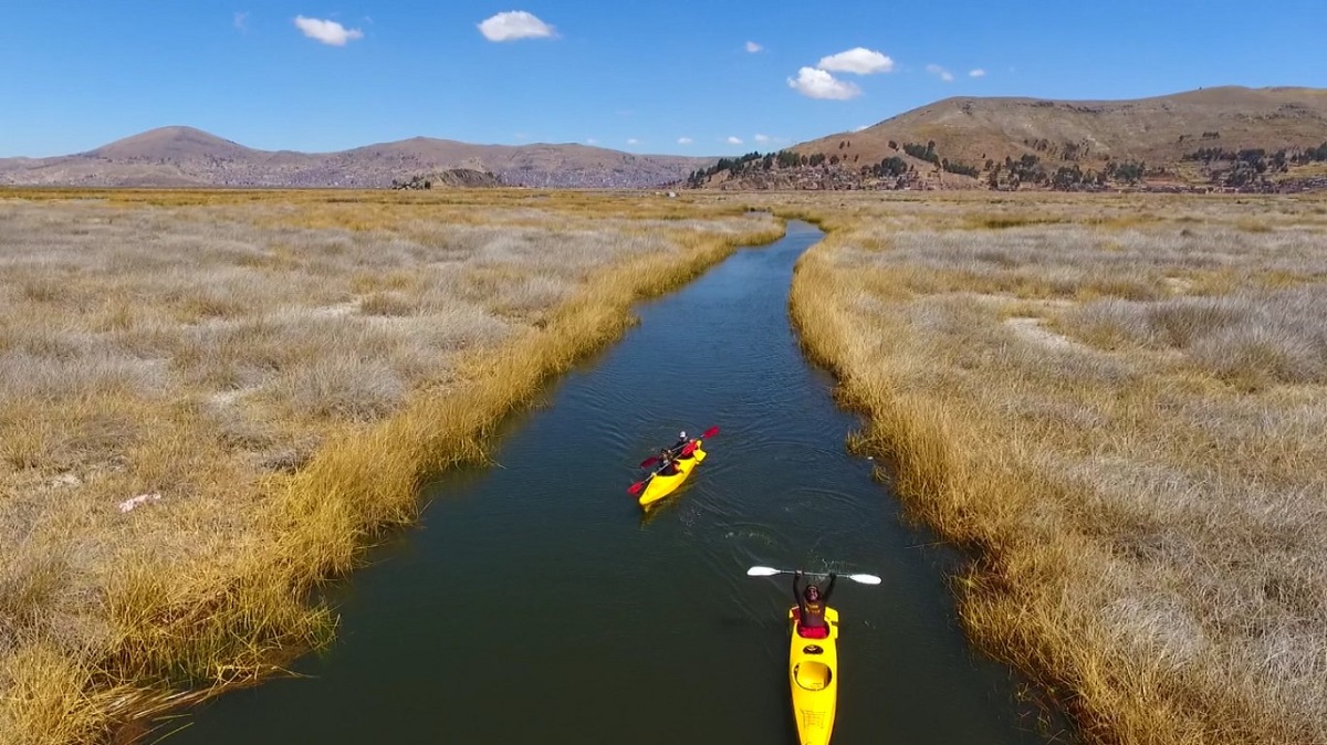 Kayak a islas flotantes de Uros