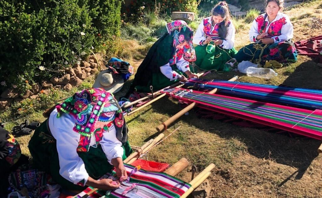 "Mujer local tejiendo una manta andina en Amantaní"